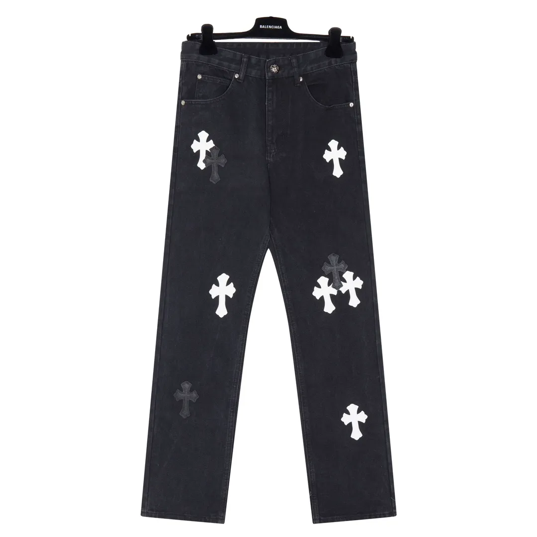 P260 [Next day] Chrome Hearts | Chrome Hearts CH city limited series Sanskrit cross patch leather jeans - black and white color matching - Chengdu "chengdu" jeans that cater to the hometown of Chengdu giant pandas. The finished products need to be washed and then disassembled and hand-stitched. The sheepskin cross leather is then spliced ​​to complete. The whole piece requires too much craftsmanship to describe. The texture can be seen in hand, and it looks good. The upper body effect is particularly stiff and stylish, super stylish. Same style for men and women - Color: black and white Size: 28 30 32 34 Corresponding sizes s-xl Available in stock and shipped in seconds. Detailed sizes can be found in Figure 9